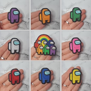 Peut inclure: Un ensemble de dix patchs brodés thermocollants représentant le personnage populaire du jeu vidéo Among Us. Les patchs sont de différentes couleurs, notamment violet, orange, blanc, rose, rouge, bleu, jaune et vert. Les patchs sont tous dans le même style, avec un design simple de la tête et du corps du personnage.