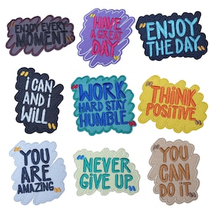 Pode incluir: Dez patches bordados coloridos para passar a ferro com citações motivacionais. Os patches apresentam frases como "Aproveite cada momento", "Tenha um ótimo dia", "Aproveite o dia", "Eu posso e farei", "Trabalhe duro, mantenha-se humilde", "Pense positivo", "Você é incrível", "Nunca desista", e "Você consegue".