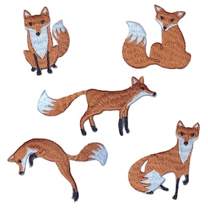 Könnte beinhalten: Fünf gestickte Bügelbilder von Füchsen in verschiedenen Posen. Die Füchse sind braun mit weißen Akzenten an ihren Schwänzen und Brustkörben.