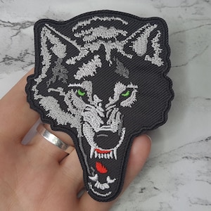Broderad lapp med vildsint varg | Stryk-på eller sy-på applikation