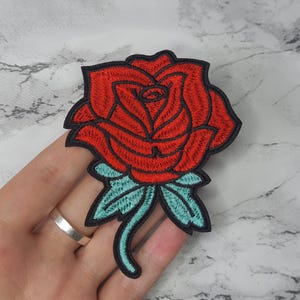 Opstrijkbare bloempatch met roos | Opnaaiende patch-appliqué, geborduurde patches