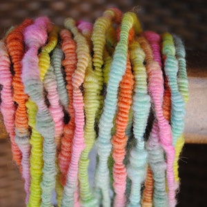 Fio de lã enrolado fiado à mão