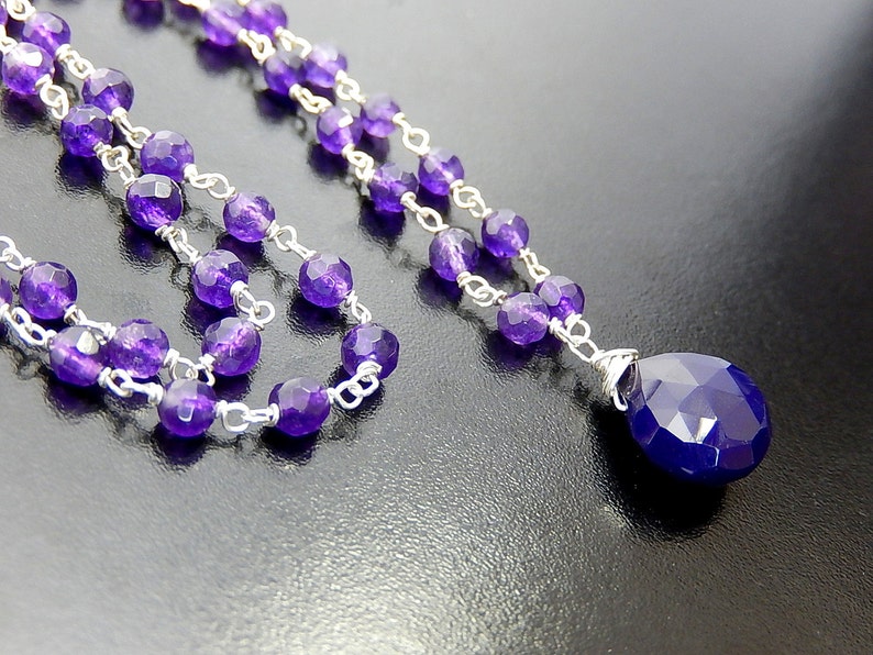 Puede incluir: Un collar de cadena de plata con cuentas de amatista p&uacute;rpura y un gran colgante de amatista p&uacute;rpura.