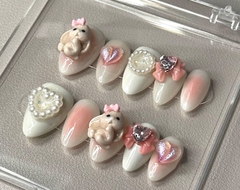 Noeud de lapin rose laiteux, aura rose avec motif de perles de coquillages sur des ongles blanc cassé | Ongles de lapin | Tendance Y2K | Réutilisable | Ongles personnalisés