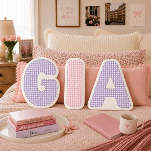 Decoración para habitación de adolescente, regalo para chica preppy, carta de graduación, almohada personalizada para fotos, monograma, inicial de dormitorio, regalo para ella, primer apartamento, universidad.