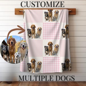 Puede incluir: Una manta para perros personalizable con un patrón repetido de retratos de perros sobre un fondo a cuadros rosa y blanco. La manta se muestra en una barra de madera contra una pared de paneles de madera blanca. Las palabras "PERSONALIZAR" y "MÚLTIPLES PERROS" son visibles.