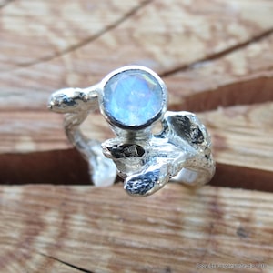 Rainbow MoonStone Gemstone Twig Ring Anello in Sterling Silver Uno di un anello di natura di tipo da Branch con gemme