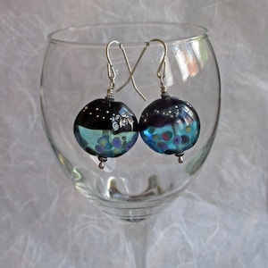 Aqua blau & schwarze Glasperlen linsen ohrringe, handgemachte glasperlen, tragbare schmuckkunst, silber draht SRA, sterling silver wire