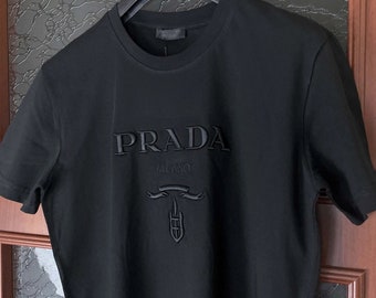 T-shirt nera con ricamo taglia M