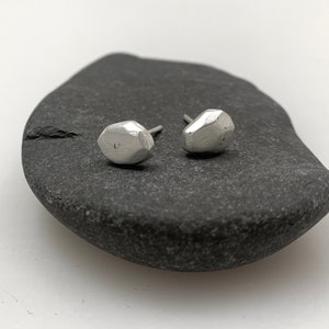 pebble stud image 1