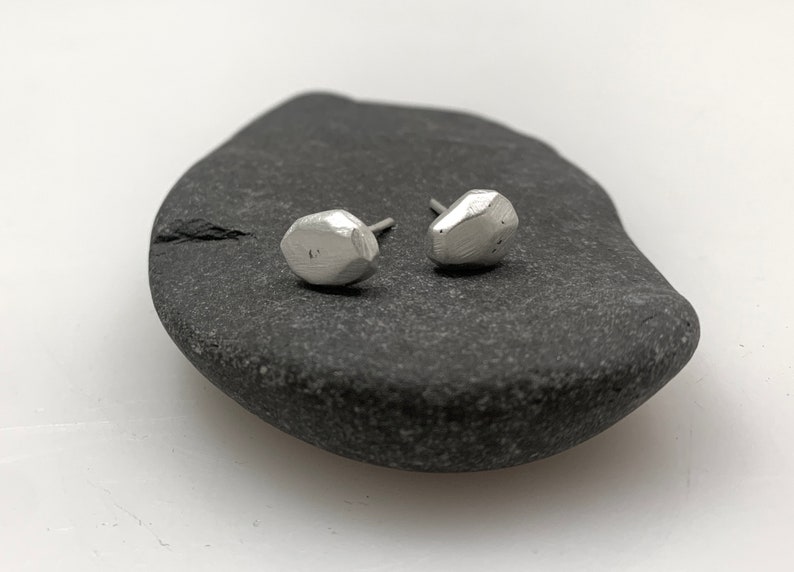 pebble stud image 1