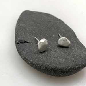 pebble stud image 2