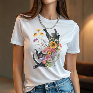 花柄猫Tシャツ - かわいいボヘミアン猫のイラストと花、気まぐれな動物の装飾、猫好きへのギフト