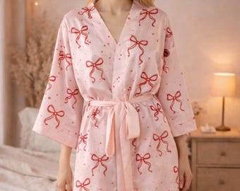 Schattig satijnen strikgewaad, kimonogewaad bruidsfeest, outfit bruidsmeisje maakt zich klaar, ochtendcadeau bruiloft, valentijnspyjamagewaad, schattige strikafdruk