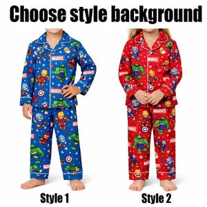 Puede incluir: Dos conjuntos de pijamas Marvel para ni&ntilde;os. El estilo 1 es azul con ribetes blancos y gr&aacute;ficos de personajes de Marvel. El estilo 2 es rojo con ribetes blancos y gr&aacute;ficos de personajes de Marvel. El texto "Choose style background" est&aacute; en la parte superior.