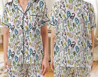 Pyjamaset met alfabet voor vrouwen, nachtkleding met ABC-letterprint, korte mouw, leuke zomerpyjama, loungewear met knoopsluiting, cadeau voor haar
