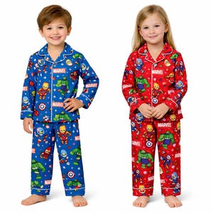 Puede incluir: Dos ni&ntilde;os con conjuntos de pijama con tem&aacute;tica de Marvel. Un conjunto es azul con ribetes blancos y presenta varios personajes de Marvel. El otro conjunto es rojo con ribetes blancos y tiene el mismo patr&oacute;n de personajes de Marvel. Ambos conjuntos tienen la palabra "Marvel".