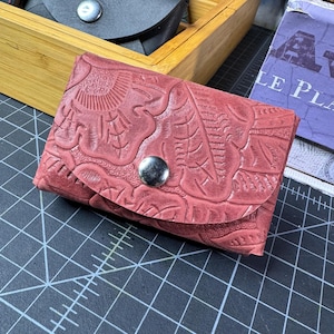 Cartera para tarjetas de visita de piel de vacuno de doble capa, hecha a mano, en color burdeos y rojo en relieve