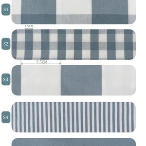 Pu&ograve; includere: Immagine di campioni di tessuto azzurro con la scritta "LIGHT BLUE". Vengono mostrati cinque diversi modelli: quadri grandi e piccoli, righe e tinta unita. Le misure sono in centimetri.