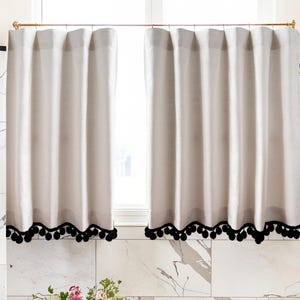 Cortina de café blanca con ribete de pompón negro, cortinas cortas personalizadas, cortina estilo cafetería francesa, cortinas plisadas para cocina y baño.