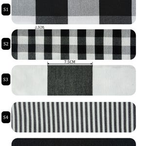 Pu&ograve; includere: Una collezione di cinque campioni di tessuto con motivi in bianco e nero. I campioni includono un grande motivo a scacchi, un piccolo motivo a scacchi, un nero unito e un design a righe. La parola "BLACK" &egrave; in alto. Misure in centimetri.