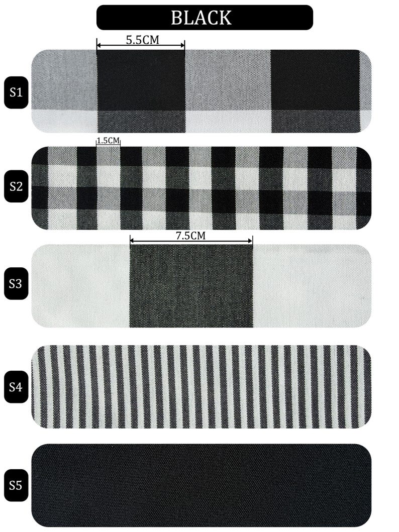 Pu&ograve; includere: Una collezione di cinque campioni di tessuto con motivi in bianco e nero. I campioni includono un grande motivo a scacchi, un piccolo motivo a scacchi, un nero unito e un design a righe. La parola "BLACK" &egrave; in alto. Misure in centimetri.