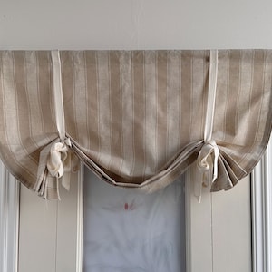 Cortina de ventana de tela de privacidad con lazo a rayas, cenefa beige, corbata blanca, anchos personalizados, cenefa de cocina, decoración de cabaña