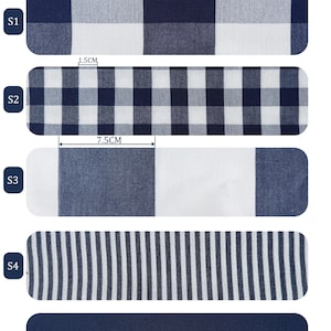 Pu&ograve; includere: Campioni di tessuto blu navy con vari motivi. I campioni includono un grande motivo a quadri, un piccolo motivo a quadri, una striscia e un colore unito. Le misure sono in centimetri. Il testo "NAVY BLUE" &egrave; in alto.