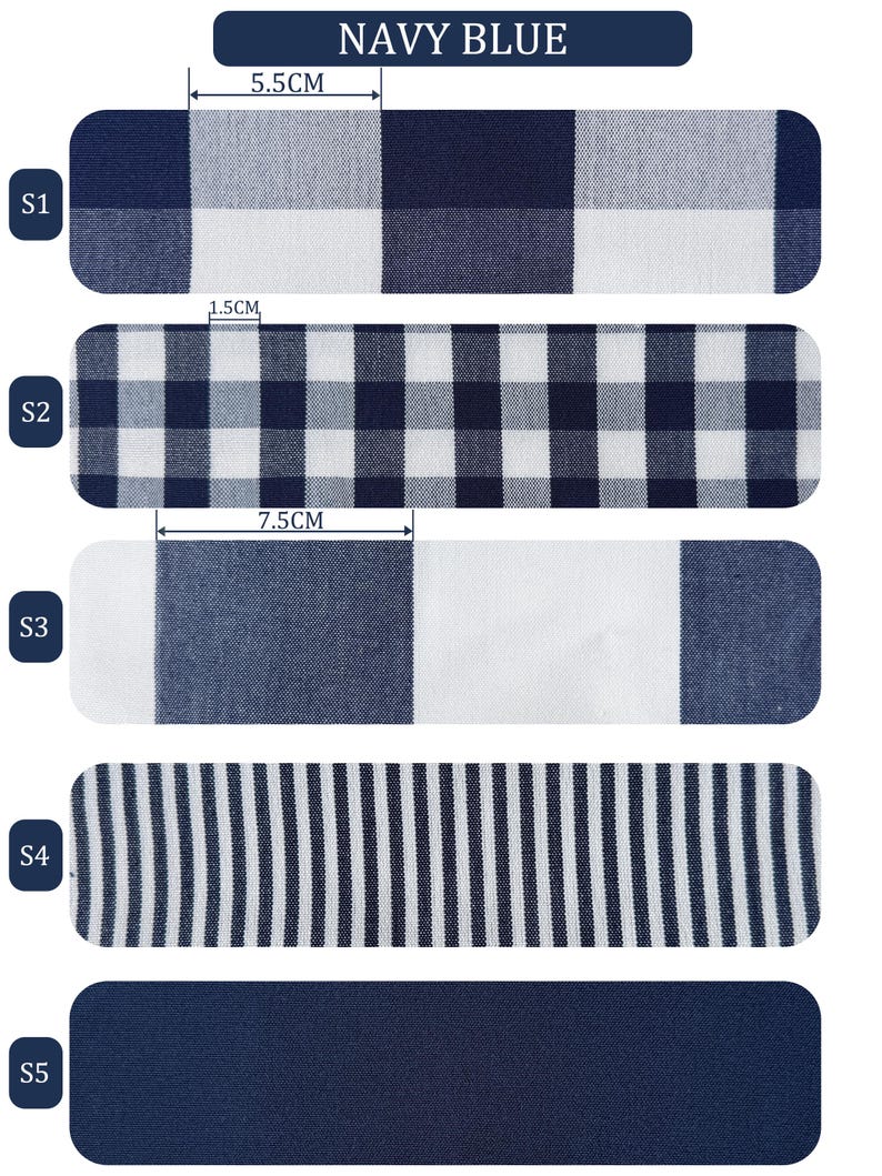 Pu&ograve; includere: Campioni di tessuto blu navy con vari motivi. I campioni includono un grande motivo a quadri, un piccolo motivo a quadri, una striscia e un colore unito. Le misure sono in centimetri. Il testo "NAVY BLUE" &egrave; in alto.
