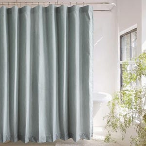 Rideau de douche imperméable bleu clair, rideau suspendu décoratif pour salle de bain avec crochets, dimension personnalisée.