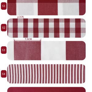 Pu&ograve; includere: Una selezione di campioni di tessuto rosso e bianco con vari motivi. I campioni includono disegni a quadretti, scozzesi e a righe, con misure in centimetri. La parola "RED" &egrave; visualizzata in alto.