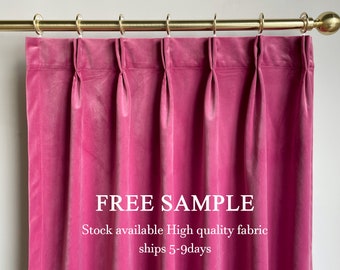 Puede incluir: Paneles de cortinas de terciopelo rosa con pliegues que cuelgan de una varilla dorada. El texto "FREE SAMPLE" está escrito en blanco en la cortina. El texto "Stock available High quality fabric ships 5-9days" está escrito en blanco debajo del texto "FREE SAMPLE".