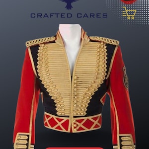 Op de afbeelding: Een rood en gouden jas in militaire stijl met een zwarte kraag en gouden knopen. De jas heeft een opstaande kraag en een enkele rij knopen. De mouwen zijn versierd met gouden details en de jas heeft een gouden en zwart patroon op de voorkant. "CRAFTED CARES" staat in witte letters op een zwarte achtergrond boven de jas.