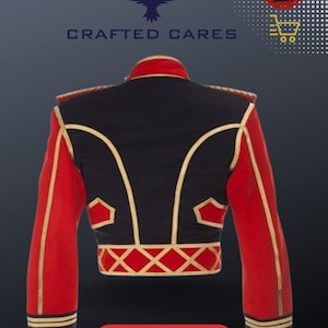 Pode incluir: Uma jaqueta preta e vermelha com detalhes dourados. A jaqueta tem um colarinho alto e um fecho de dupla abotoadura. A jaqueta &eacute; feita de um tecido grosso e dur&aacute;vel. "CRAFTED CARES" est&aacute; escrito em letras douradas nas costas da jaqueta.