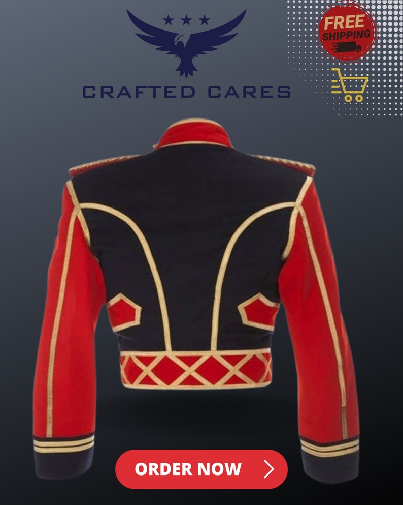 Pode incluir: Uma jaqueta preta e vermelha com detalhes dourados. A jaqueta tem um colarinho alto e um fecho de dupla abotoadura. A jaqueta &eacute; feita de um tecido grosso e dur&aacute;vel. "CRAFTED CARES" est&aacute; escrito em letras douradas nas costas da jaqueta.