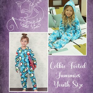 Può includere: Due bambini indossano pigiami blu e bianchi con i piedi e un disegno di pupazzo di neve. I pigiami hanno una cerniera e un cappuccio. Il testo "Colbie Footed Jammies Youth Size" e "Designs by Violet Vixen" è visibile.