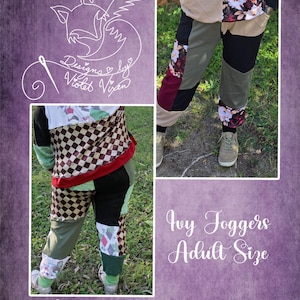 Può includere: Un paio di pantaloni da jogging in patchwork di colori verde, nero, rosso e bianco. I pantaloni hanno una stampa floreale sulle gambe. Il testo "Ivy Joggers Adult Size" è scritto in corsivo su uno sfondo viola. Il testo "Designs by Violet Vixen" è scritto in corsivo su uno sfondo viola.