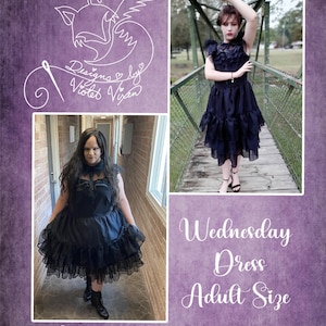 Puede incluir: Un vestido negro inspirado en Wednesday Addams con falda de volantes y cuello de encaje. El vestido se muestra en dos modelos, uno de pie en un puente de madera y el otro de pie en un pasillo. El texto "Wednesday Dress Adult Size" y "Designs by Violet Vixen" es visible en la imagen.