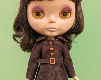 Manteau années 60 en imitation daim marron avec ceinture pour Blythe