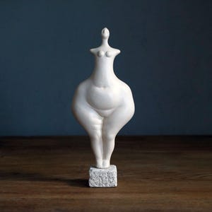 Keramikgöttin Figur - Moderne Venus - Handgemachte Pagan Altar Statue - Fruchtbarkeit & Erdmutter Symbol