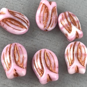 Perline di fiori di tulipano in vetro ceco variegato, rosa e bianco, opache, lavaggio in rame metallizzato, aspetto vintage - 16 mm x 12 mm - 6 pezzi - FB782-b171