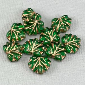Perline di vetro ceco verde pino a forma di foglia d'acero, perline pressate, trasparenti, lavaggio rame - 13 mm x 11 mm - 10 o 20 pezzi - LF098-b496