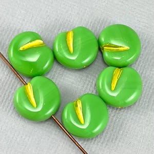 Perline di mela, ciliegia, perline di frutta in vetro ceco pressato verde, perline di cibo, lavaggio giallo metallizzato - 12 mm x 11 mm - 6 o 12 pezzi - MG1267-b040