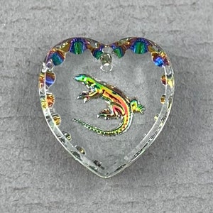 Crystal clear helio pink lizard intaglio buff glass heart pendant, charm, green, top drilled, critter - 15mm x 14mm - 1pc - MG661