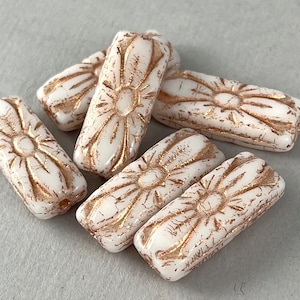 Vita tjeckiska glaspärlor med blommotiv, roséguldtvätt - 20 mm x 8 mm - 6 eller 12 st - FB1400-b055