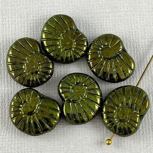 Cuentas de cristal checo prensadas de concha de nautilus verde metálico oscuro, colgantes, caracol - 17 mm x 13 mm - 6 piezas - AB642-b054
