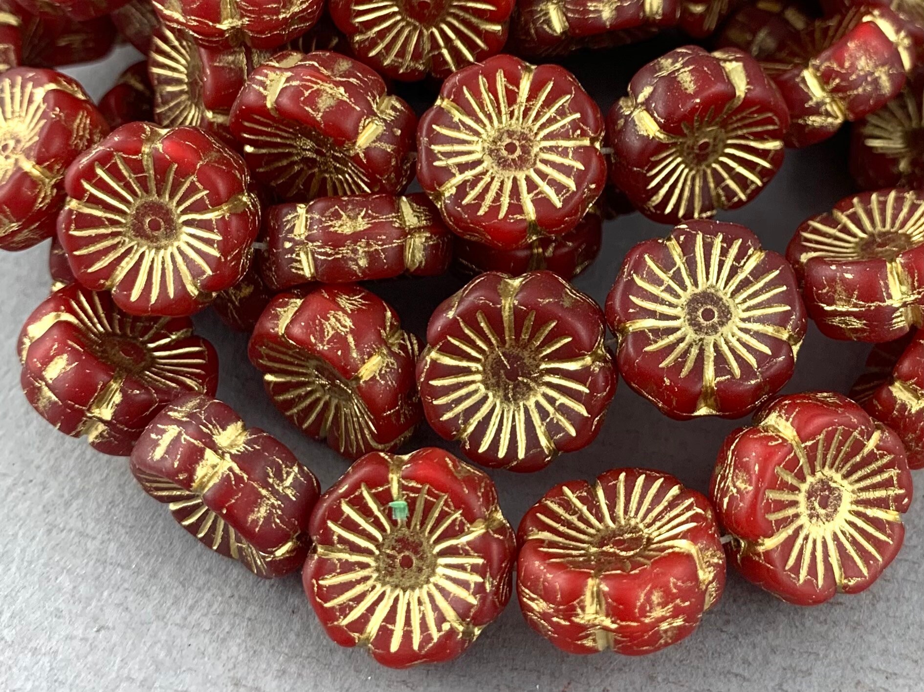 瞳花 Matte Dark Red Czech Hibiscus Glass Flower Beads, Gold
