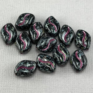 Grana ondulata, perle di vetro ceco lucide nere, dettaglio lavaggio rosa metallizzato, picasso grigio - 11 mm x 8 mm - 12 pz - MG1068-b054