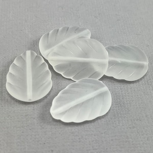フロストクリスタルクリアなヴィンテージスタイルのアクリルリーフビーズ、フラットリーフ、マット、プラスチックビーズ - 15 mm x 20 mm - 12個 - FB1485-b321