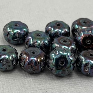 Metaliczny węgiel drzewny żłobiony, prasowany czeski szklany melon, koraliki dyniowe, ciemnozielona tęcza zorza polarna - 11 mm x 8 mm - 10 szt. - RD265-b281